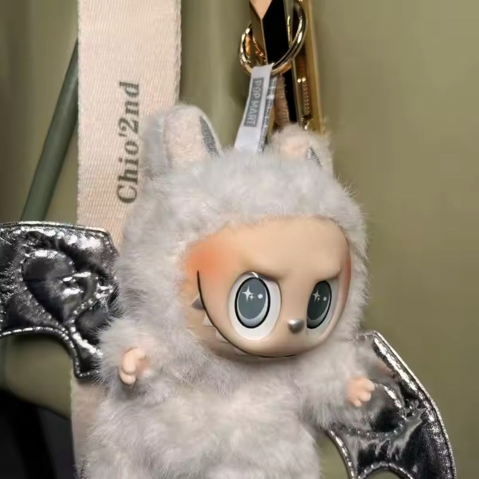 **Labubu angelas monstras balta figūrėlė**