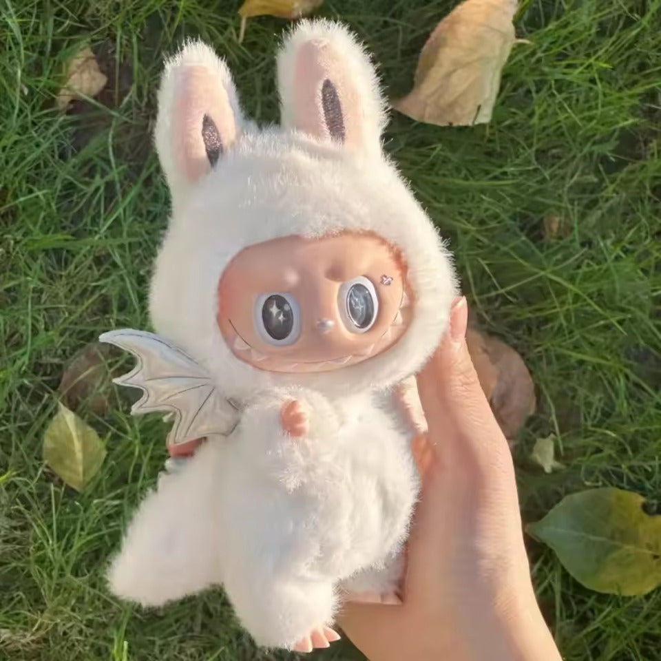 **Labubu angelas monstras balta figūrėlė**