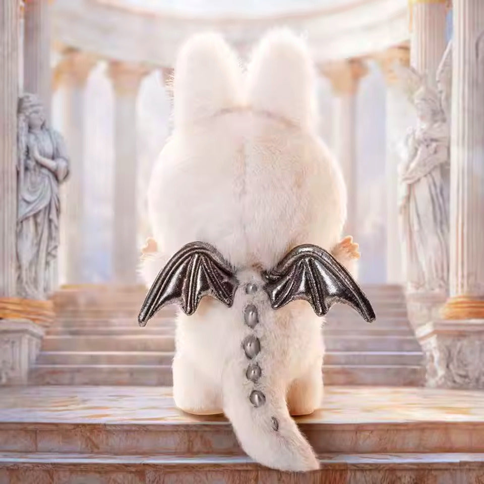 **Labubu angelas monstras balta figūrėlė**